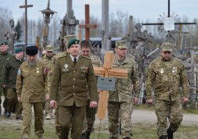 Kartu su Ukrainos kariais Lietuvos kariai Kryžių kalne pastatys jubiliejinį - 20-ąjį kryžių už... - 3
