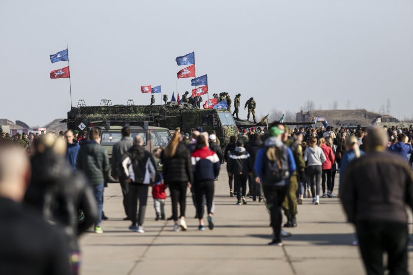 Aviacijos bazėje paminėti NATO 70-mečio susirinko beveik 9 tūkstančiai bėgikų