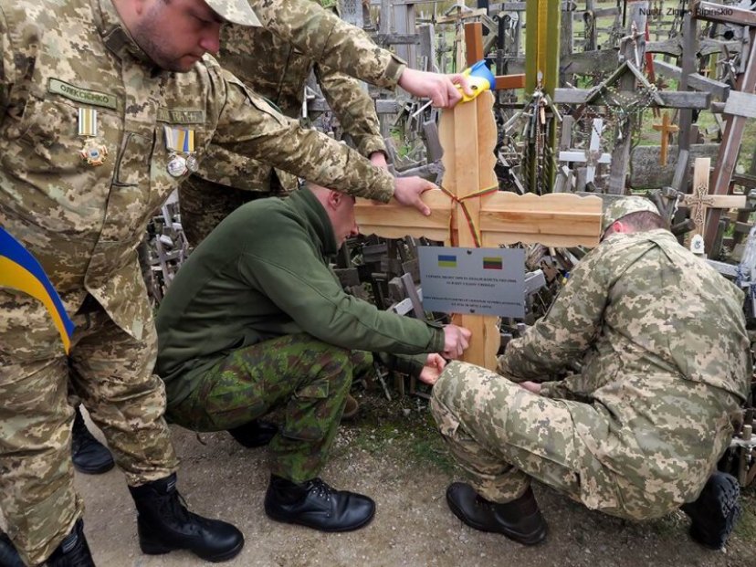 Kartu su Ukrainos kariais Lietuvos kariai Kryžių kalne pastatys jubiliejinį - 20-ąjį kryžių už...