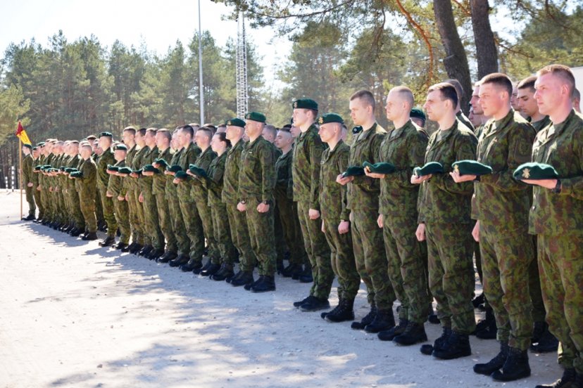 Vanago taką įveikusiems šauktiniams įteiktos beretės 