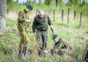 Ąžuolų sodinimo akcija bendram darbui subūrė „Geležinio Vilko“ brigados padalinių karius  - 6