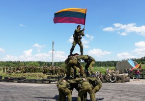 Vertinamąsias pratybas Vytenio bataliono kariai užbaigė šventiniu renginiu Kačerginės  - 5