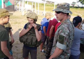 Lietuvos kariai Ukrainoje aplankė karinę jaunimo stovyklą - 1
