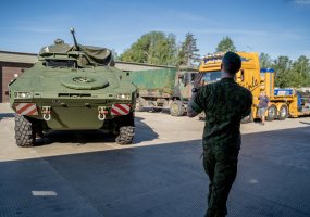 Į Lietuva atgabentos pirmosios pėstininkų kovos mašinos „Vilkas - 4