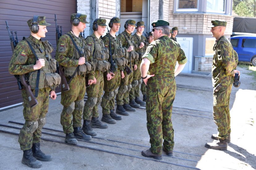 Modernizuotų šautuvų M-14 bandymų metu sunaikinta beveik 90 procentų taikinių