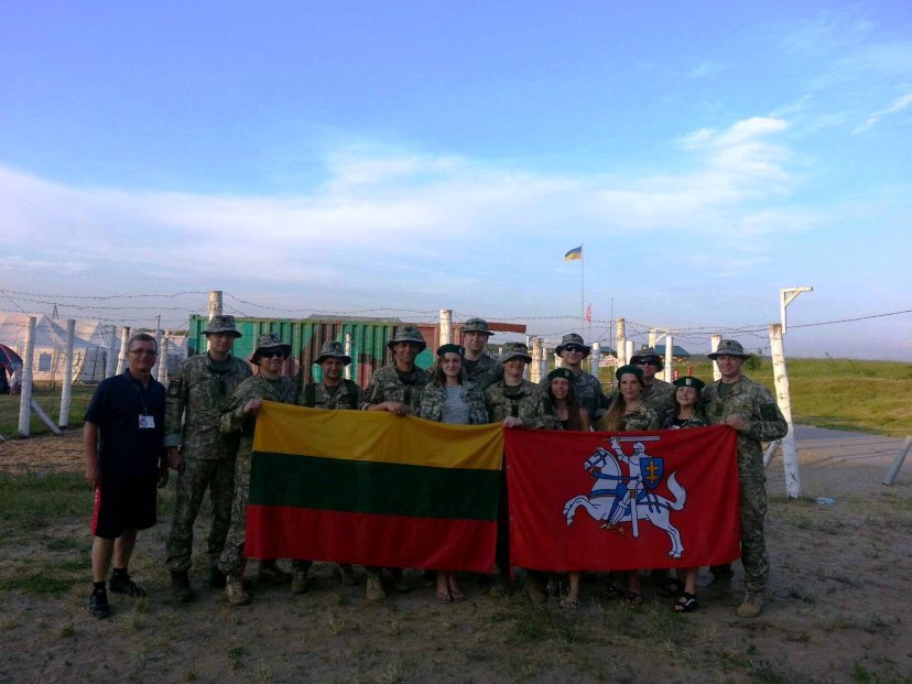Lietuvos kariai Ukrainoje aplankė karinę jaunimo stovyklą