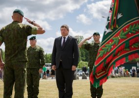 Kariuomenėje įkurtuvės:  brg. gen. M.  Pečiulionio  artilerijos batalionas įsikraustė į naujus... - 1