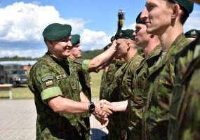 Bazinis karo inžinerijos kursas baigtas – jaunųjų inžinierių galvas papuošė beretės su bataliono... - 3