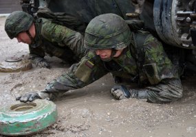 Bazinis karo inžinerijos kursas baigtas – jaunųjų inžinierių galvas papuošė beretės su bataliono... - 6