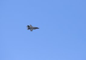 Pirmą kartą Lietuvos istorijoje Šiauliuose nusileido penktos kartos naikintuvai F-35 - 1
