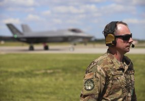 Pirmą kartą Lietuvos istorijoje Šiauliuose nusileido penktos kartos naikintuvai F-35 - 3