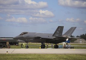 Pirmą kartą Lietuvos istorijoje Šiauliuose nusileido penktos kartos naikintuvai F-35 - 5