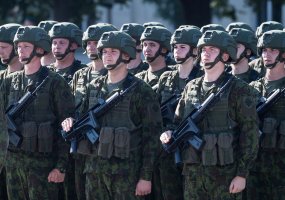 Lietuvos kariuomenės vėliavą perėmė generolas majoras Valdemaras Rupšys - 1