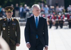 Lietuvos kariuomenės vėliavą perėmė generolas majoras Valdemaras Rupšys - 2