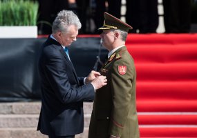 Lietuvos kariuomenės vėliavą perėmė generolas majoras Valdemaras Rupšys - 4