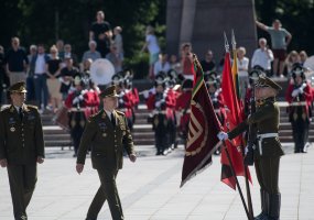 Lietuvos kariuomenės vėliavą perėmė generolas majoras Valdemaras Rupšys - 5