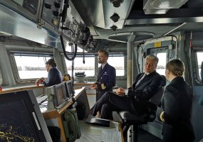 Baltijos jūra sužydėjo gėlėmis – iš laivo ir sraigtasparnio nuleistais vainikais pagerbti... - 1