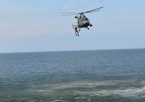 Baltijos jūra sužydėjo gėlėmis – iš laivo ir sraigtasparnio nuleistais vainikais pagerbti... - 2