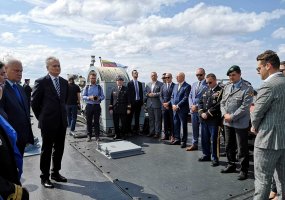 Baltijos jūra sužydėjo gėlėmis – iš laivo ir sraigtasparnio nuleistais vainikais pagerbti... - 3