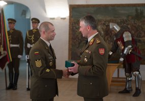 Lietuvos kariuomenės vyriausiuoju puskarininkiu paskirtas seržantas majoras Remigijus Katinas - 3