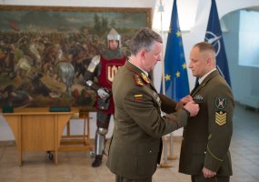 Lietuvos kariuomenės vyriausiuoju puskarininkiu paskirtas seržantas majoras Remigijus Katinas - 4