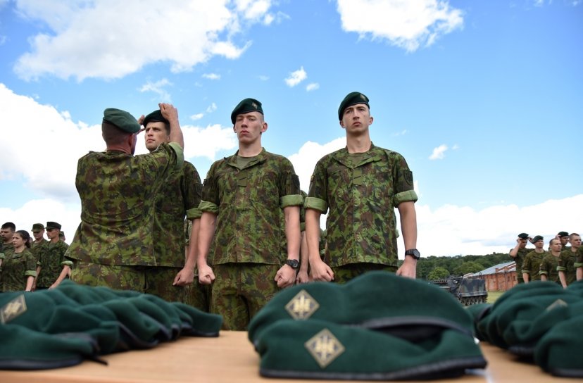 Bazinis karo inžinerijos kursas baigtas – jaunųjų inžinierių galvas papuošė beretės su bataliono...