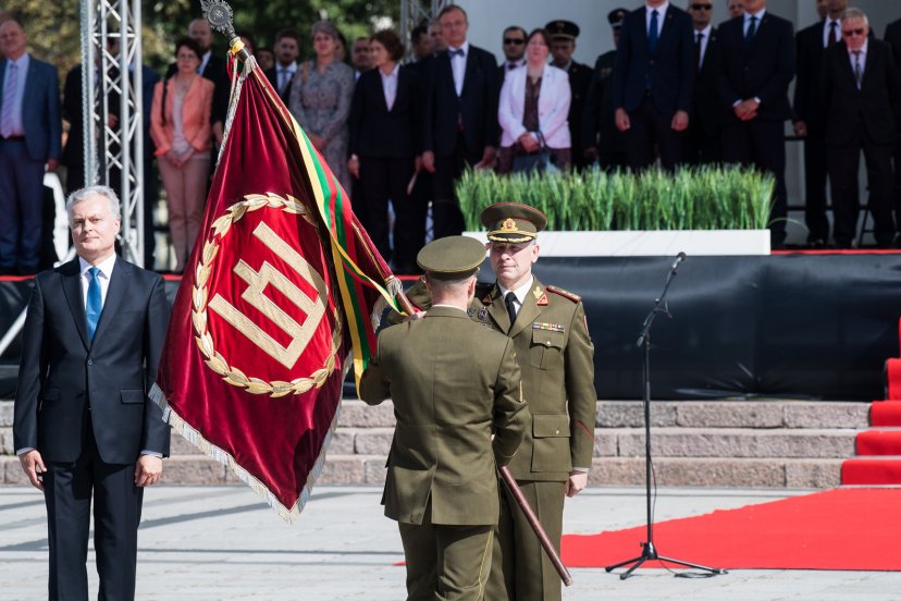 Flag of the Lithuanian Armed Forces passed on to Major General Valdemaras Rupšys
