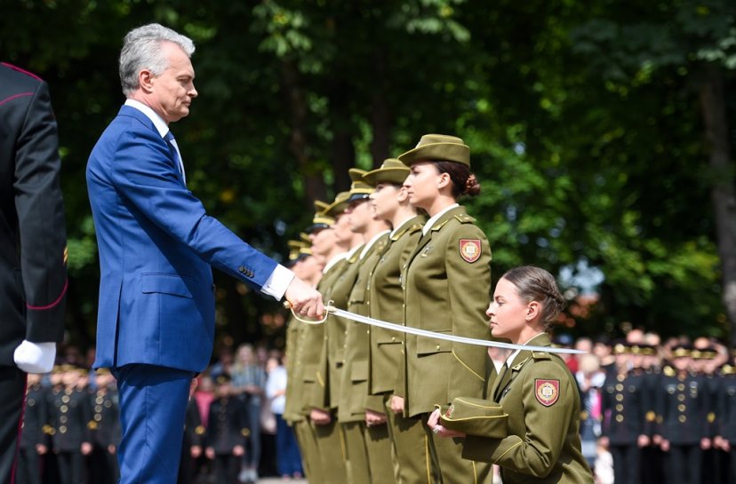Lietuvos karo akademijos absolventai tapo karininkais ir papildys Lietuvos kariuomenės gretas
