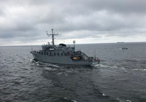 Lietuvos karo jūreiviai dalyvaudami laivų parade pasveikino Latvijos kolegas - 1
