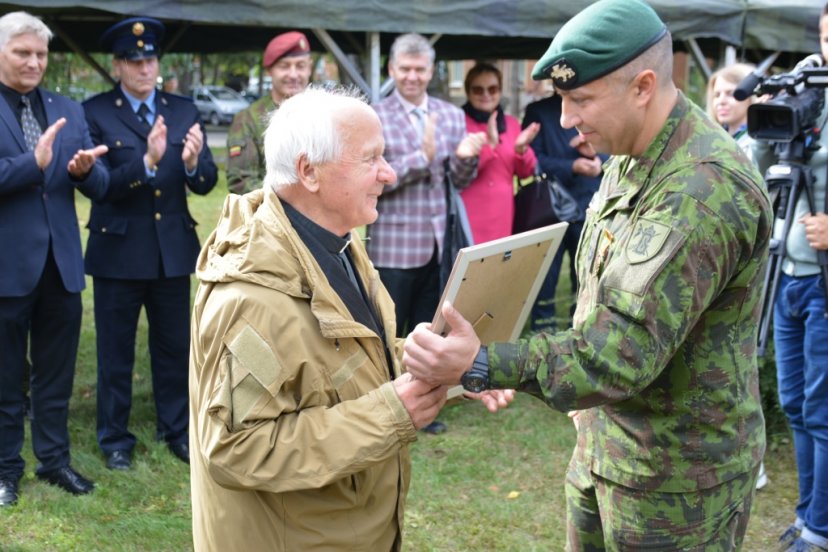 Birutės ulonų bataliono kovinei vėliavai – dvidešimt penkeri