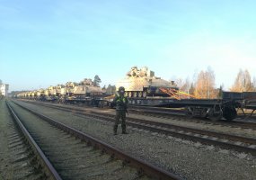  Į Lietuvą atvyksta JAV rotacinių pajėgų karinė technika - 1