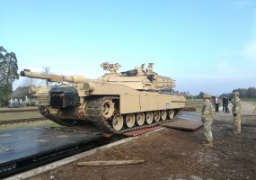  Į Lietuvą atvyksta JAV rotacinių pajėgų karinė technika - 4