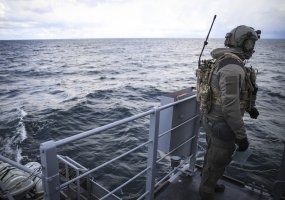 Lietuvos kariuomenės Specialiųjų operacijų pajėgų kariai Baltijos jūroje treniravosi valdyti... - 2