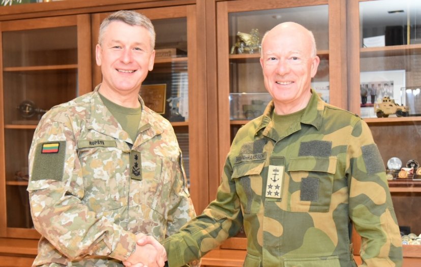 Chief of Defence Lithuania met with his Norwegian counterpart visiting troops in Lithuania