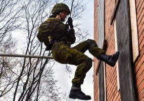 Inžinerijos bataliono karių pratybose naujas išbandymas ir K9 grandžiai - 2