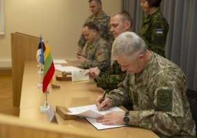 Gynybos štabo viršininkas brg. gen. G. Zenkevičius dalyvavo Baltijos šalių karinio komiteto... - 1
