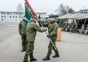 Flag of the Mechanised Infantry Brigade Iron Wolf - in the hands of new commander  - 4