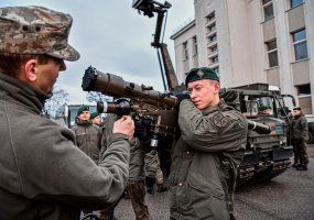 Inžinerijos bataliono NPPKT kariai Kryžių kalne pastatė kryžių  - 4