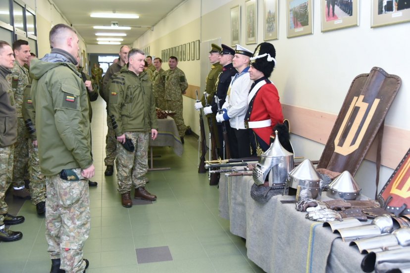 Kariuomenės vadas lankėsi Gedimino štabo ir Ryšių bei informacinių sistemų batalionuose 