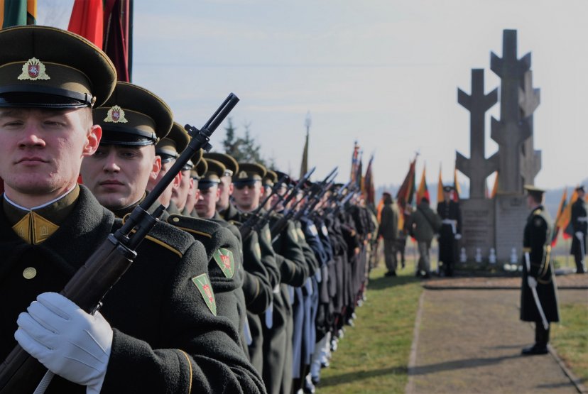 Pagarbos salvės nuaidėjo Lietuvos partizanų memoriale Minaičiuose
