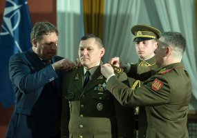 Vyresniesiems karininkams suteikti aukštesni kariniai laipsniai - 1