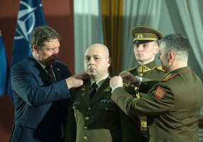 Vyresniesiems karininkams suteikti aukštesni kariniai laipsniai - 2