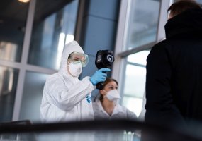 24 valandos oro uoste: tarnyba su baltais kostiumais - 5