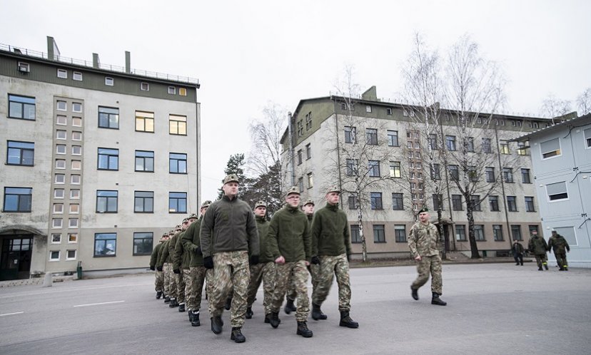 Bazinis kario kursas Mokomajame pulke: mokymas mažomis grupėmis lauke 