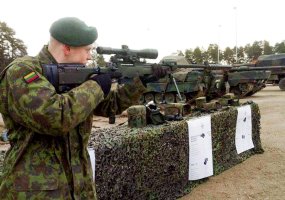 Trijų jaunų Brigados generolo Motiejaus Pečiulionio artilerijos bataliono būrių vadų pavaduotojų... - 2