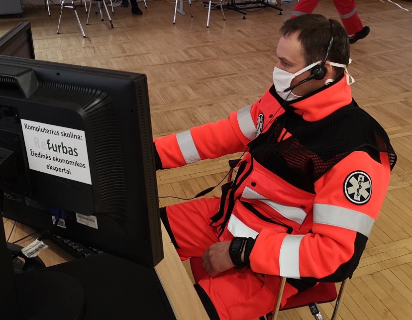 Su COVID-19 kovoti padeda ir būsimieji kariuomenės paramedikai