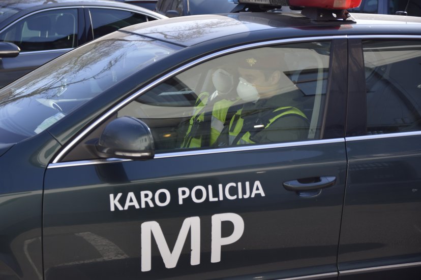 Lietuvos kariuomenės Karo policijos pareigūnai remia Lietuvos policiją patruliuodami...