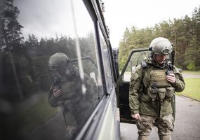 Brg. gen. Kazio Veverskio poligone Lietuvos ir sąjungininkų kariai treniruojasi koordinuoti... - 1
