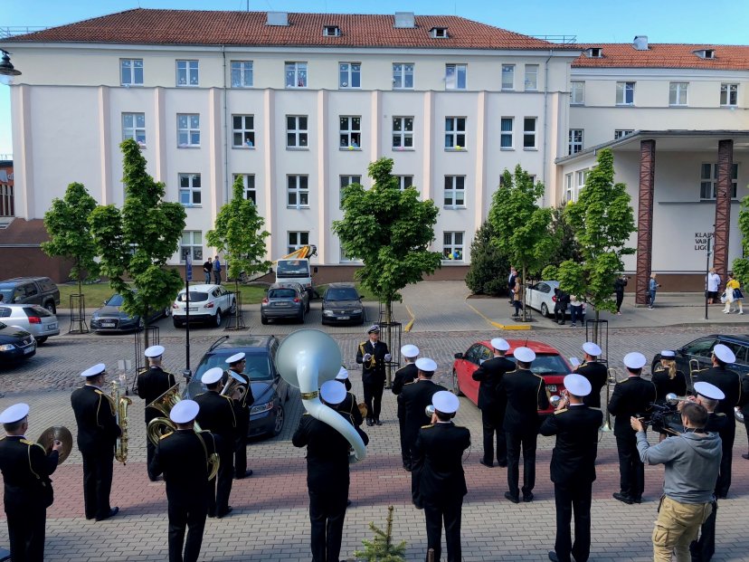 Karinių jūrų pajėgų orkestras vaikams dovanojo maršus
