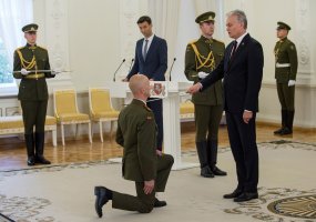 Prezidentas dviem karininkams suteikė generolo laipsnius - 3
